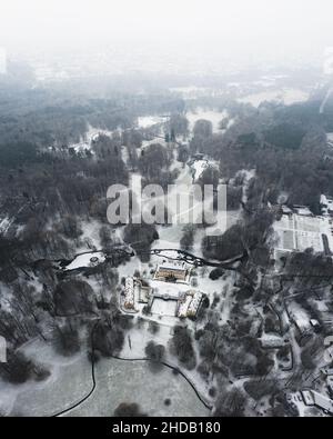 Luftaufnahme von Gebäuden in einem verschneiten Park Stockfoto
