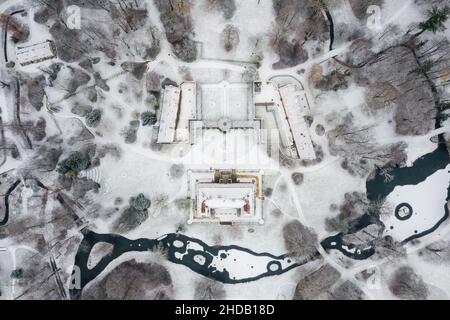 Luftaufnahme von Gebäuden in einem verschneiten Park Stockfoto