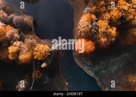 Luftaufnahme einer Brücke in einem Herbstpark Stockfoto