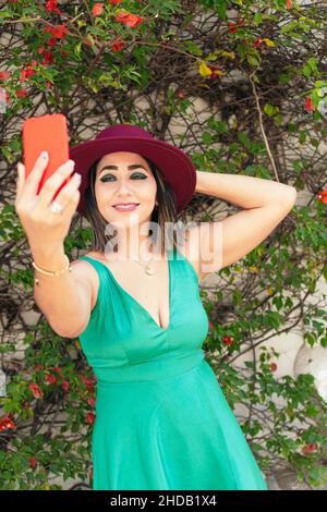 Lächelnde Junge Frau Im Gespräch Auf Ihrem Smartphone. Stockfoto