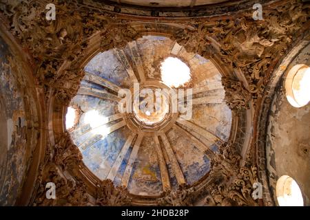 Eine Ansicht von unten einer beschädigten Kuppel der alten Kirche in der Stadt Belchite in Spanien Stockfoto
