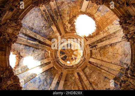 Eine Ansicht von unten einer beschädigten Kuppel der alten Kirche in der Stadt Belchite in Spanien Stockfoto