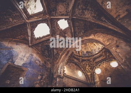 Eine Ansicht von unten einer beschädigten Kuppel der alten Kirche in der Stadt Belchite in Spanien Stockfoto