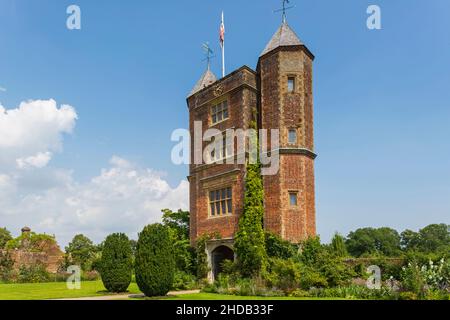 England, Kent, Cranbrook, Sissinghurst Castle, Gardens und Castle Tower Stockfoto