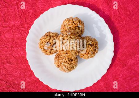 Murmura ladoo laddu Puffed Reiskugel Indian Festival Food süßen Snack für Lohri Makar sankranti Pongal Diwali. Wintersaison Essen aus Indien Stockfoto