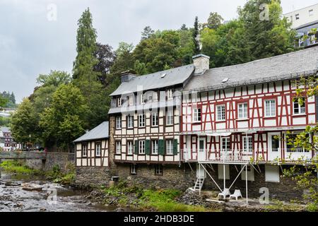 Monschau, Deutschland - 16. august 2021: Die malerische Stadt Monschau an einem regnerischen Tag Stockfoto