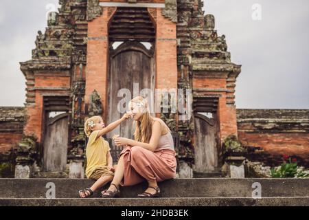 Mutter und Sohn Touristen im traditionellen balinesischen Hindu Tempel Taman Ayun in Mengwi. Bali, Indonesien Reisen mit Kindern Konzept Stockfoto