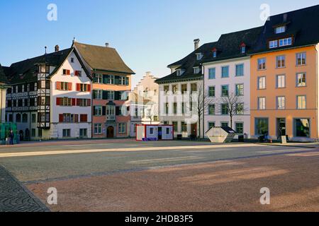 Farbenfrohe Gebäude von Herrenacker im historischen Schaffhausen. Kanton Schaffhausen, Schweiz. Stockfoto