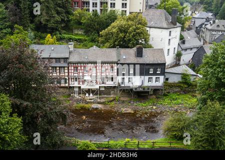 Monschau, Deutschland - 16. august 2021: Die malerische Stadt Monschau an einem regnerischen Tag Stockfoto