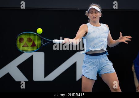 Daria Saville aus Australien in Aktion während der ersten Qualifikationsrunde beim Adelaide International WTA 500 Tennisturnier 2022 am 2. Januar 2022 im Memorial Drive Tennis Center in Adelaide, Australien - Foto: Rob Prange/DPPI/LiveMedia Stockfoto