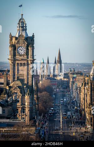 Ein Blick auf die Skyline von Edinburgh mit der Balmoral Clock und der Princes Street in Edinburgh, Schottland, vor dem Update von First Minister Nicola Sturgeon vor dem schottischen Parlament über die Covid-19-Situation, während die Omicron-Variante durch das Land fegt. Bilddatum: Mittwoch, 5. Januar 2022. Stockfoto