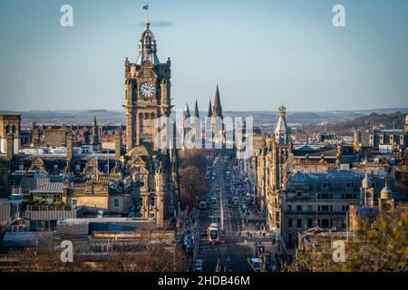 Ein Blick auf die Skyline von Edinburgh mit der Balmoral Clock und der Princes Street, Edinburgh, Schottland, vor dem Update von First Minister Nicola Sturgeon an das schottische Parlament über die Covid-19-Situation, während die Omicron-Variante durch das Land fegt. Bilddatum: Mittwoch, 5. Januar 2022. Stockfoto