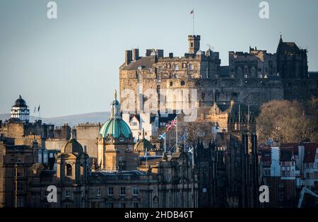 Ein Blick über die Dächer von Edinburgh in Richtung Edinburgh Castle, in Schottland, vor dem Update von First Minister Nicola Sturgeon gegenüber dem schottischen Parlament über die Covid-19-Situation, während die Omicron-Variante durch das Land fegt. Bilddatum: Mittwoch, 5. Januar 2022. Stockfoto