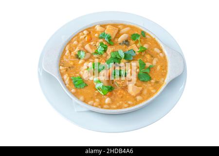 Traditioneller portugiesischer Feijoada-Eintopf mit Tintenfisch und Gemüse aus weißen Bohnen. Auf einem weißen, isolierten Hintergrund. Stockfoto
