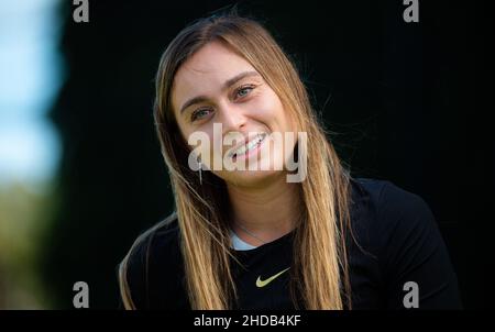 Paula Badosa aus Spanien spricht vor dem Adelaide International WTA 500 Tennisturnier 2022 am 1. Januar 2022 im Memorial Drive Tennis Center in Adelaide, Australien, mit den Medien - Foto: Rob Prange/DPPI/LiveMedia Stockfoto