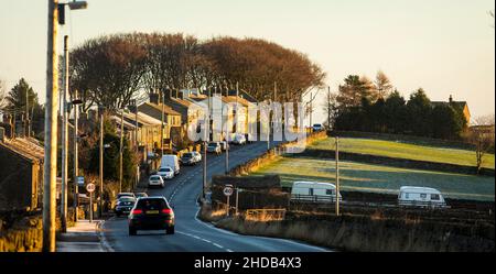 Eine Reihe von Hütten auf Well Head oberhalb von Thornton, West Yorkshire und in der Nähe von Keelham, West Yorkshire, badete in der morgendlichen Wintersonne. Stockfoto