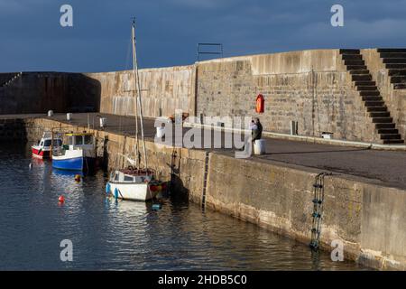 Der ‘neue“ Hafen in Portsoy, einer kleinen Küstenstadt am Moray Firth in Aberdeenshire, Schottland. Der ‘neue Hafen’ wurde 1825 für den wachsenden HE gebaut Stockfoto