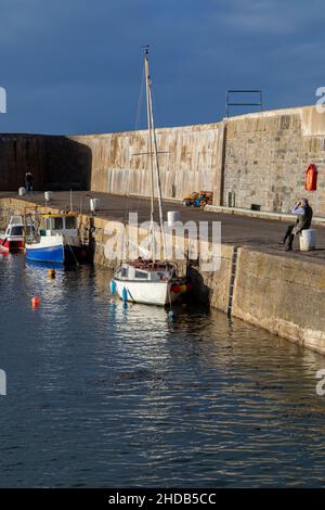 Der ‘neue“ Hafen in Portsoy, einer kleinen Küstenstadt am Moray Firth in Aberdeenshire, Schottland. Der ‘neue Hafen’ wurde 1825 für den wachsenden HE gebaut Stockfoto