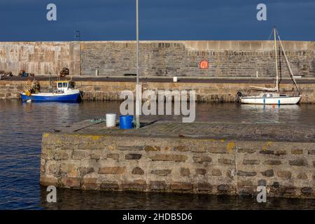 Der ‘neue“ Hafen in Portsoy, einer kleinen Küstenstadt am Moray Firth in Aberdeenshire, Schottland. Der ‘neue Hafen’ wurde 1825 für den wachsenden HE gebaut Stockfoto