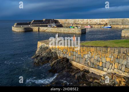 Der ‘neue“ Hafen in Portsoy, einer kleinen Küstenstadt am Moray Firth in Aberdeenshire, Schottland. Der ‘neue Hafen’ wurde 1825 für den wachsenden HE gebaut Stockfoto