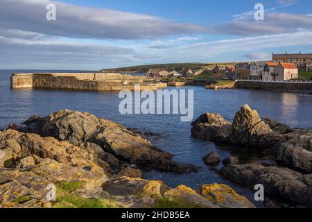 Der ‘neue“ Hafen in Portsoy, einer kleinen Küstenstadt am Moray Firth in Aberdeenshire, Schottland. Der ‘neue Hafen’ wurde 1825 für den wachsenden HE gebaut Stockfoto