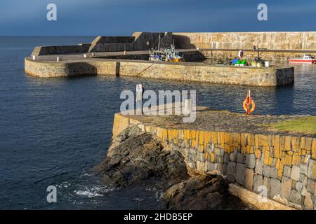 Der ‘neue“ Hafen in Portsoy, einer kleinen Küstenstadt in Aberdeenshire, Schottland. Der ‘neue Hafen’ wurde 1825 für die wachsende Heringsfischerei errichtet, Stockfoto