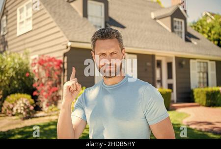 makler begrüßen Besucher. Mieten oder kaufen neues Haus. Home versichern. Property Insurance Promotion. Stockfoto