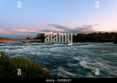 Die Brücke über Hells Half Acre, die in Richtung Niagara Falls, USA, führt. Stockfoto