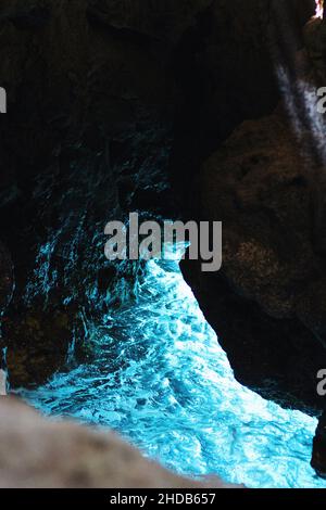 Höhle mit türkisblauem Meerwasser Stockfoto