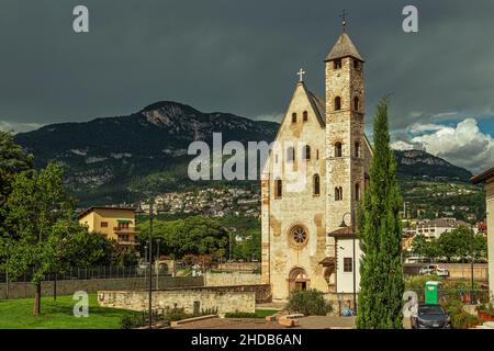 Romanische Kirche von Sant'Apollinare in Trient, entlang der Etsch. Trient, autonome Provinz Trient, Trentino-Südtirol, Italien, Europa Stockfoto