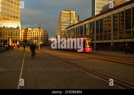 Winterabendstimmung auf dem Willy-Brandt-Platz in Frankfurt. Stockfoto