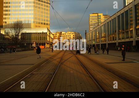 Winterabendstimmung auf dem Willy-Brandt-Platz in Frankfurt. Stockfoto