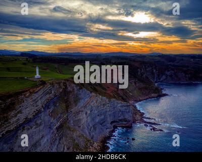 Der Leuchtturm von Lastres bei Sonnenuntergang in der Stadt Luces, Asturien, Spanien. Stockfoto