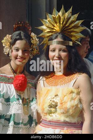 Zwei junge hispanische Frauen in traditioneller Kleidung während der Columbus Day Parade in den frühen achtziger Jahren in New York, USA Stockfoto