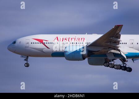 Austrian Airlines Boeing 777 landet am Flughafen Wien in Österreich und kommt von Cancun aus an Stockfoto