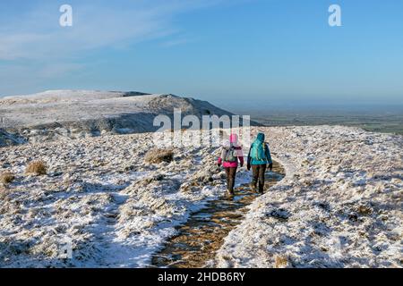 Zwei Wanderer auf dem Cleveland Way in Hasty Bank in Winter, North Yorkshire, Großbritannien Stockfoto