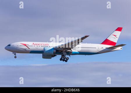 Austrian Airlines Boeing 777 landet am Flughafen Wien in Österreich Stockfoto