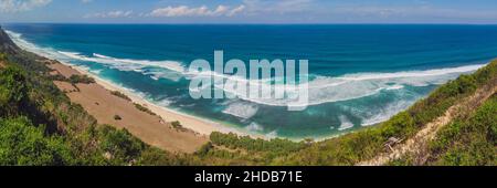 Top Luftaufnahme des schönen Bali Strandes. Leerer Paradiesstrand, blaue Meereswellen auf Bali, Indonesien. Suluban und Nyang Nyang platzieren BANNER, lang Stockfoto