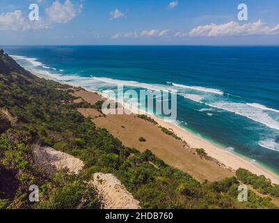 Top Luftaufnahme von Schönheit Bali Beach. Leere Paradies Strand, blaues Meer Wellen in Insel Bali, Indonesien. Von Suluban und Nyang Nyang Ort Stockfoto