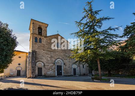 Fassade mit Glockenturm der Co-Kathedrale von Santa Maria Assunta in Cielo und Porta Santa. Venafro, Provinz Isernia, Molise, Italien, Europa Stockfoto