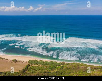 Top Luftaufnahme von Schönheit Bali Beach. Leere Paradies Strand, blaues Meer Wellen in Insel Bali, Indonesien. Von Suluban und Nyang Nyang Ort Stockfoto