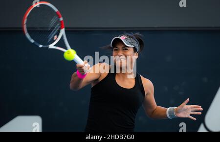 Heather Watson aus Großbritannien in der ersten Runde gegen Ajla Tomljanovic aus Australien beim Adelaide International WTA 500 Tennisturnier 2022 am 3. Januar 2022 im Memorial Drive Tennis Center in Adelaide, Australien - Foto: Rob Prange/DPPI/LiveMedia Stockfoto