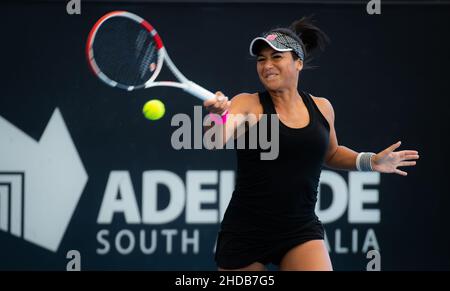 Heather Watson aus Großbritannien in der ersten Runde gegen Ajla Tomljanovic aus Australien beim Adelaide International WTA 500 Tennisturnier 2022 am 3. Januar 2022 im Memorial Drive Tennis Center in Adelaide, Australien - Foto: Rob Prange/DPPI/LiveMedia Stockfoto