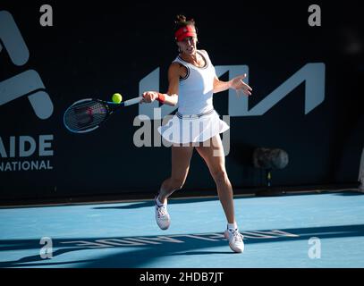 Ajla Tomljanovic aus Australien in der ersten Runde gegen Heather Watson aus Großbritannien beim Adelaide International WTA 500 Tennisturnier 2022 am 3. Januar 2022 im Memorial Drive Tennis Center in Adelaide, Australien - Foto: Rob Prange/DPPI/LiveMedia Stockfoto