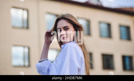 Zwei Schülerinnen posieren vor ihrer Schule. Stockfoto