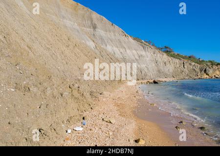 Steile, blaue Tonhänge, mit abfallenden Trümmern, die auf Kalkstein entlang der Küste von Gozo, Malta, Geröll bilden Stockfoto