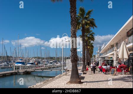 Promenade am Yachthafen, Lagos, Algarve, Portugal, Europa Stockfoto