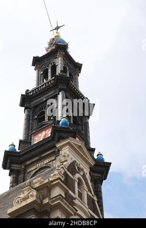 Nahaufnahme des Langen Jan oder (Tall John) Tower of West Church (Westerkerk) in Amsterdam, Niederlande. Stockfoto