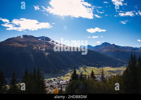 Blick auf Jakobshorn, Davos Schweiz von der Schatzalp an einem sonnigen, schönen Herbsttag, Naturtanken Stockfoto