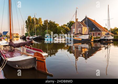 Segelboote in der niederländischen Provinz Friesland bei Sonnenuntergang Stockfoto